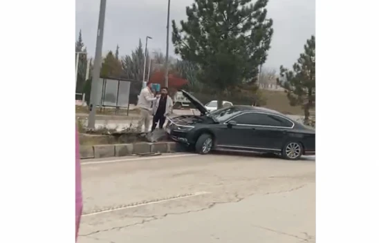 Elazığ Kekliktepe'de Trafik Kazası: Araç Orta Refüje Çıktı