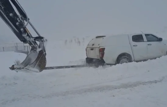 Elazığ Sivrice'de Kara Saplanan Araçlar Kurtarıldı