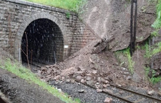 Maden'de Heyelan, Demir Yolu ve Bazı Evleri Etkiledi