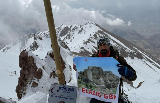 Elazığlı dağcı, karla kaplı Erciyes Dağı'nın zirvesine 13 saatte tırmandı