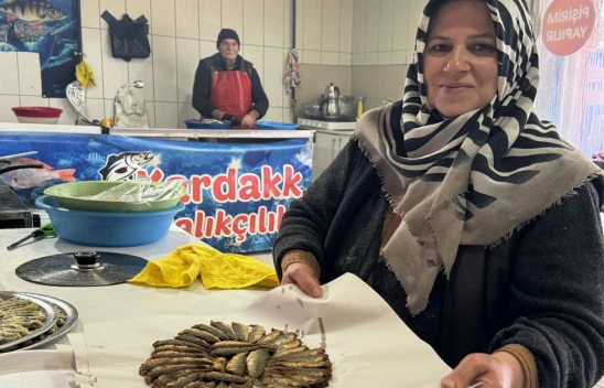 Elazığlı Kadın, Eşi ve İki Oğluyla Balıkçı Dükkanı İşletiyor