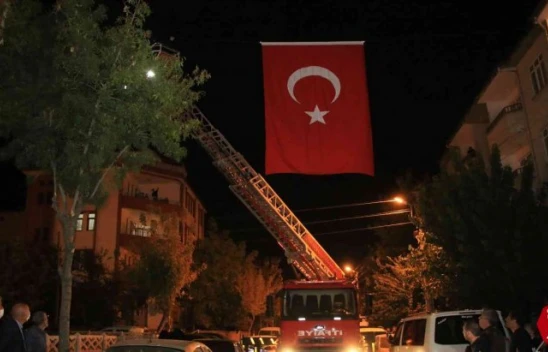 Elazığlı Şehit Polis Cihat Şahin'in Baba Ocağına Türk bayrağı Asıldı
