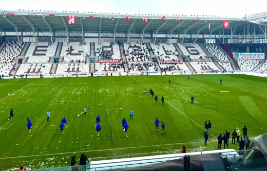 Elazığspor Maçı İçin Gece Mesaisi: Zemin Maça Hazırlandı