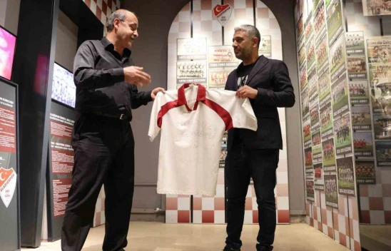 Elazığspor'un ilk kez Süper Lige çıktığı formayı, 23 yıl sonra müzeye bağışladı
