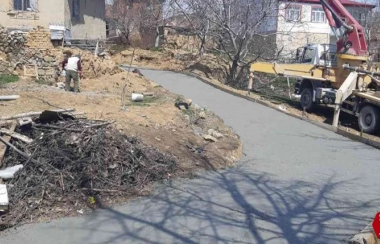 Engelli vatandaş için beton yol yapıldı