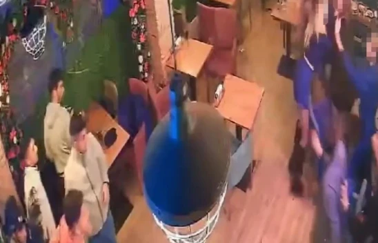 Erkekler Durdu, Kadınlar Kavgaya Tutuştu