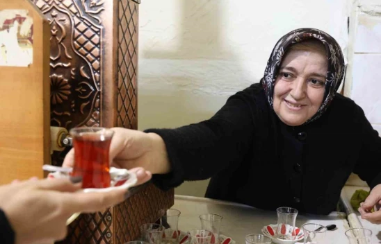 Eşi Öldü, Kadın Haliyle Çay Ocağının Başına Geçti