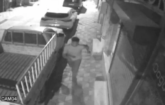 Eve Giren Hırsız, Kaçarken Çaldığı Eşyaları Düşürdü