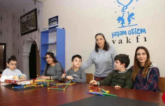 Evlatlarına otizm tanısı konulan çift, vakıf kurarak hayatlarını otizmli bireylere adadı