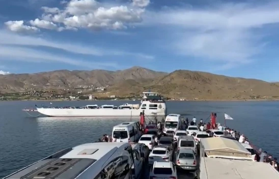 Feribottan baraja atlamıştı, o anlar kameraya yansıdı