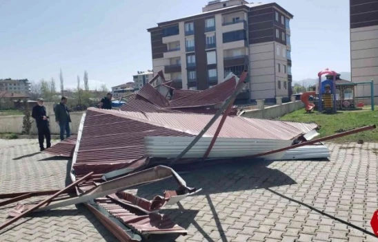 Karakoçan'da Fırtına Binanın Çatısını Uçurdu, 3 Araç Hasar Gördü