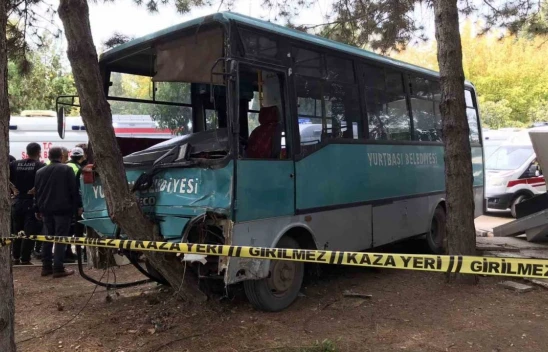 Freni Patlayan Midibüs 2 Aracı Biçip Parka Daldı 1'i Ağır, Çoğu Öğrenci 27 Yaralı