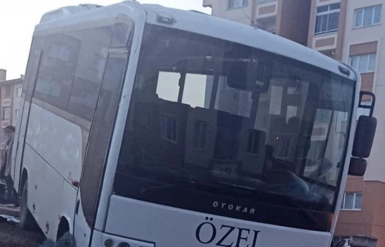 Freni patlayan midibüs kaldırıma çarpıp ağacı devirerek durabildi