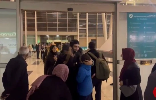 Güney Kore'de Bırakmak Zorunda Kaldığı Oğlunu 8 Yıl Sonra Kucakladı