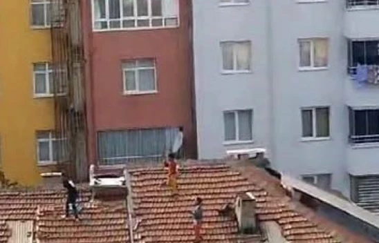 Çocukların Çatıdaki Tehlikeli Anları Kameraya Yansıdı