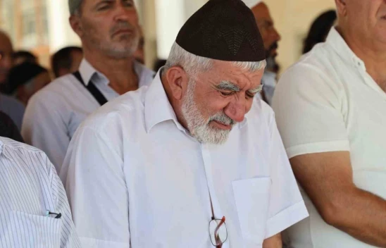 Haniye için kılınan cenaze namazında duygusal anlar: Yaşlı adam İsrail'i kınadı, gözyaşları döktü