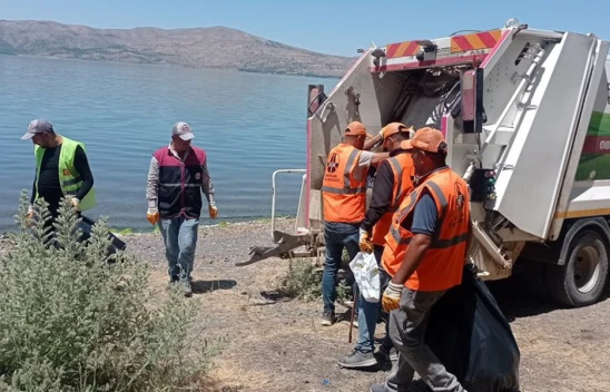 Hazar Gölü'nde 40 Ton Atık Toplandı: Elazığ Valisi Hatipoğlu'ndan Duyarlı Çağrı