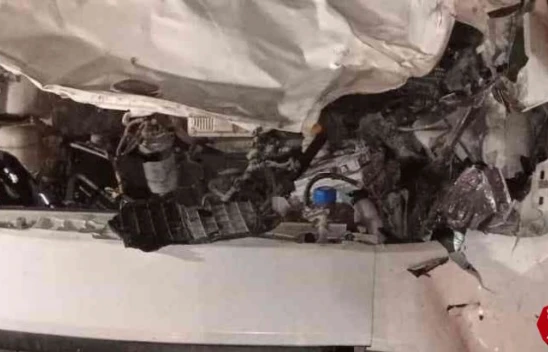 İneğe çarpan hafif ticari araç hurdaya döndü