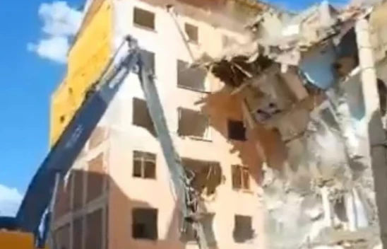 İş makinesinin tek darbesi, ağır hasarlı binayı yerle bir etti