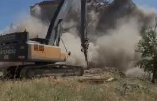 İş makinesinin tek darbesi, ağır hasarlı binayı yerle bir etti