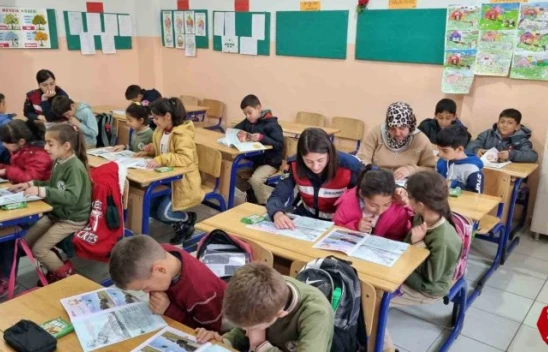 Jandarma önce bilgilendirdi, ardından çocuklarla birlikte çizgi film izledi