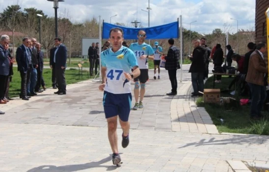 Elazığ'da Kadın ve Erkek Postacılar Kıyasıya Yarıştı