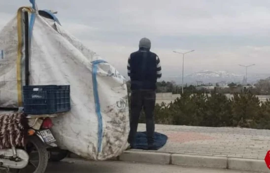 Kağıt toplayan adam montunun üzerinde namaz kıldı