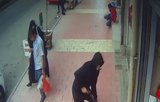 Kaldırımda Silahlı Saldırıya Uğradı, O Anlar Güvenlik Kameralarına Yansıdı