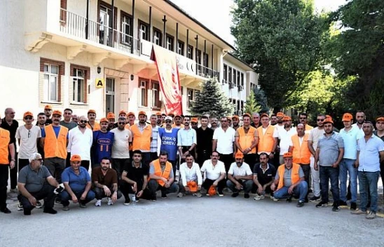 Kamu İşçileri Zam Teklifine Tepkili: Elazığ'da Oturma Eylemi ile Geceyi İşyerlerinde Geçirdiler