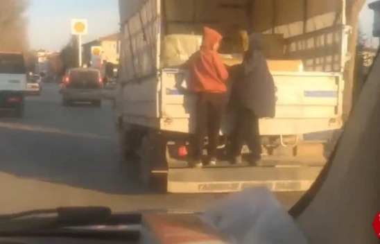 Kamyonet arkasına asılan çocukların tehlikeli yolcuğu kamerada