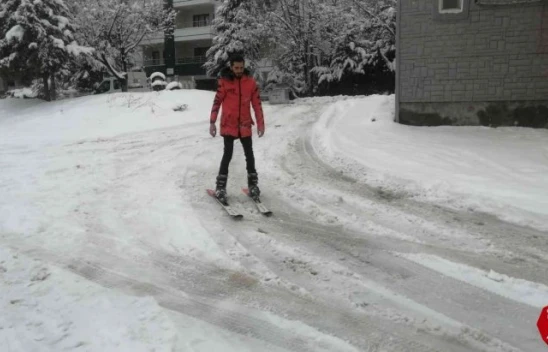 Kar Elazığ'ı kapladı, 3 kafadar kayak takımlarını alıp caddeleri kayakla gezdi