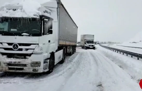Elazığ Kovancılar Yolunda Kar Nedeniyle Rampayı Çıkamayan Sürücüler Yolda Mahsur Kaldı