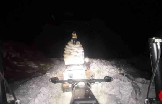 Kar nedeniyle yolda mahsur kalan saman yüklü kamyonet, ekipler tarafından kurtarıldı