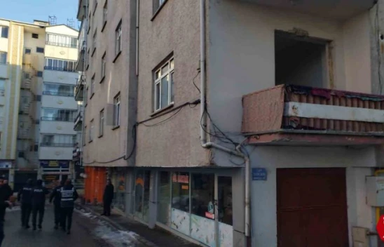 Karakoçan'da ağır hasarlı 11 binada boşaltma işlemi sürüyor