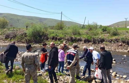 Elazığ Karakoçan'daki Ohi Deresi'nde Balık Ölümleri: Sudaki Kirlilik Şüphesi Üzerine Numune Alındı