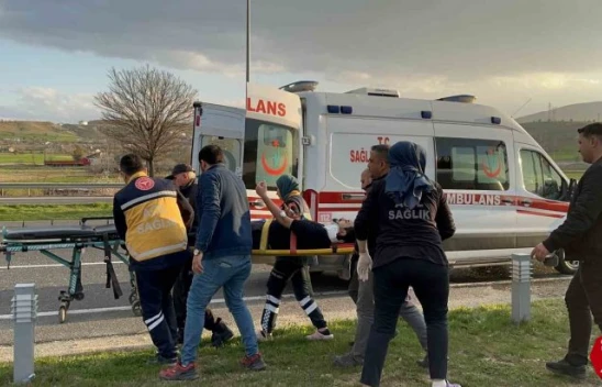 Karşı şeride geçen hafif ticari araç, otomobille çarpıştı: 3 yaralı
