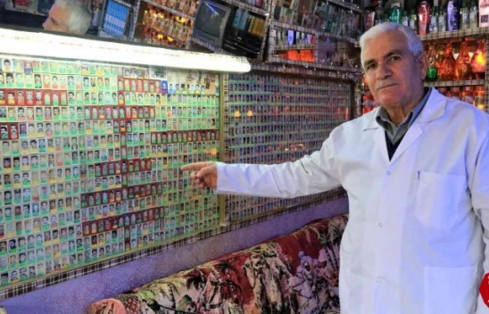 Keban'da Bir Kuaför Tam 47 Yıldır Tıraş Ettiği Kişilerin Fotoğrafını Dükkanına Asıyor