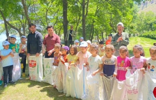 Sivrice Kaymakamı Vural, Çocuklarla Birlikte Çuval Yarışı Yaptı