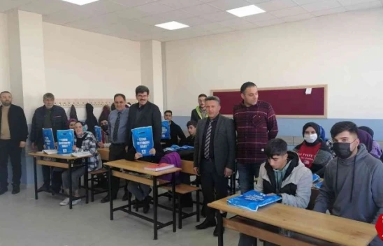 Elazığ'da Kitap Dostu Başkanın En Ücra İlçelere Kitap Desteği Devam Ediyor