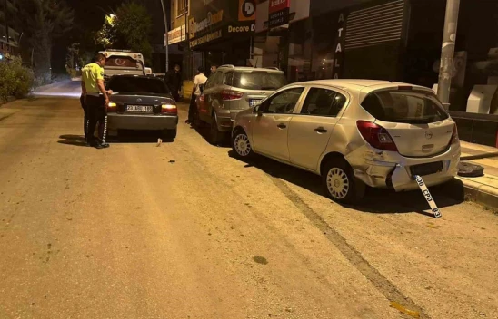 Kontrolden çıkan araç, park halindeki otomobillere çarptı