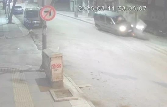 Elazığ'da Kontrolden Çıkan Araç Kaldırıma Çıktı, Kaza Anı Kamerada