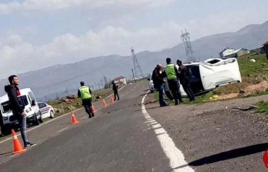 Karakoçan'da Köpeğe Çarpmamak İçin Manevra Yaptığı Araç Takla Attı, 2 Yaralı