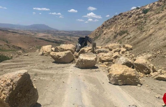 Köy yollarında risk oluşturan kayalar temizleniyor