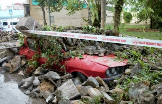 Kuvvetli Yağış Sonrası Orduevinin İstinat Duvarı Yıkıldı 7 Araç Zarar Gördü