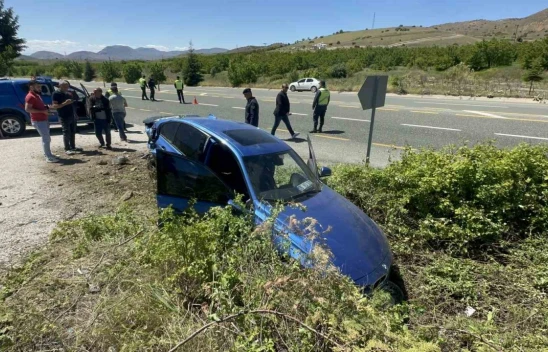 Lüks araç yoldan çıktı: 1'i ağır 2 yaralı