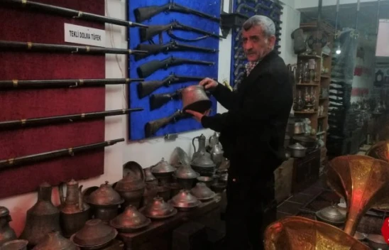 Merakı Onu Antikacı Yaptı, 40 Bine Yakın Antika Obje Biriktirdi