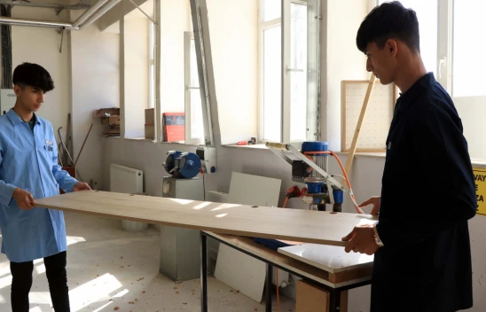 Meslek Lisesi Öğrencileri Elazığ Depreminden Sonra Yenilenen Okullar İçin Mobilya Üretiyor