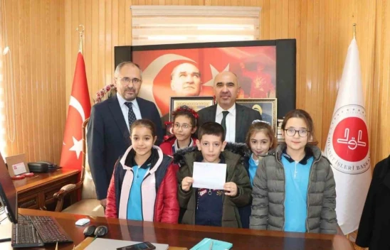 Minik öğrenciler harçlıklarını Filistin'e bağışladı