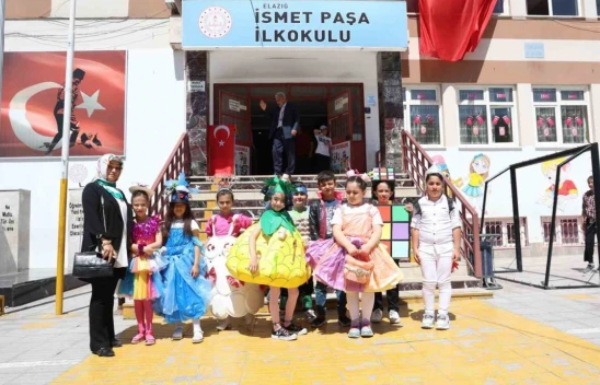 Minik Öğrencilerden Atık Malzemelerden Hazırladıkları Kıyafetlerle Defile