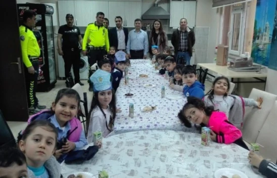 Kovancılar'da Minikler, Polisleri Ziyaret Etti